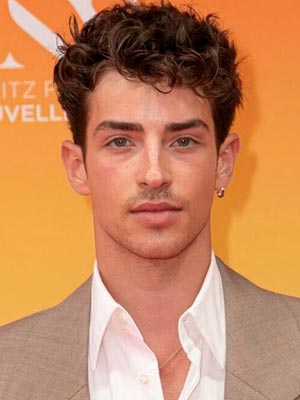 Ману Риос в роли Фелипе Биль